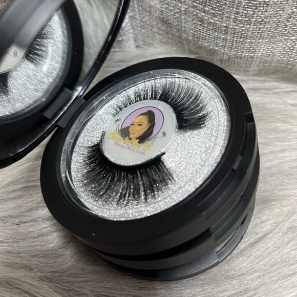 3 Pairs Mink Eyelashes and Storage Compact - Picture 3 of 6